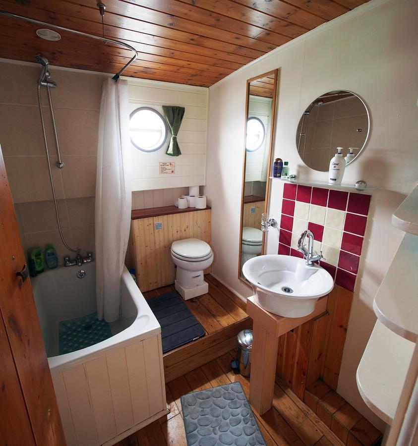 Roisin Dubh Houseboat Hotel Sallins Exterior photo